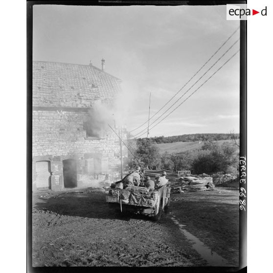 Equipage radio du 3e RSM (régiment de spahis marocains) à bord d'un scout-car patrouillant dans le secteur de Villargent.