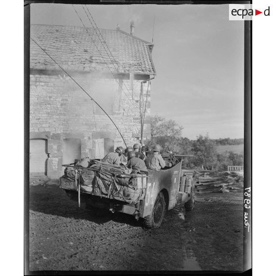 Equipage radio du 3e RSM (régiment de spahis marocains) à bord d'un scout-car patrouillant dans le secteur de Villargent.