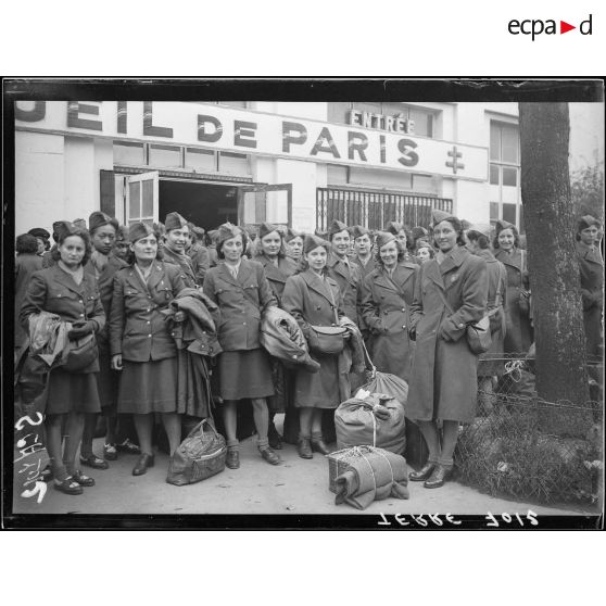 Arrivée de volontaires féminines de la France Libre à Paris.