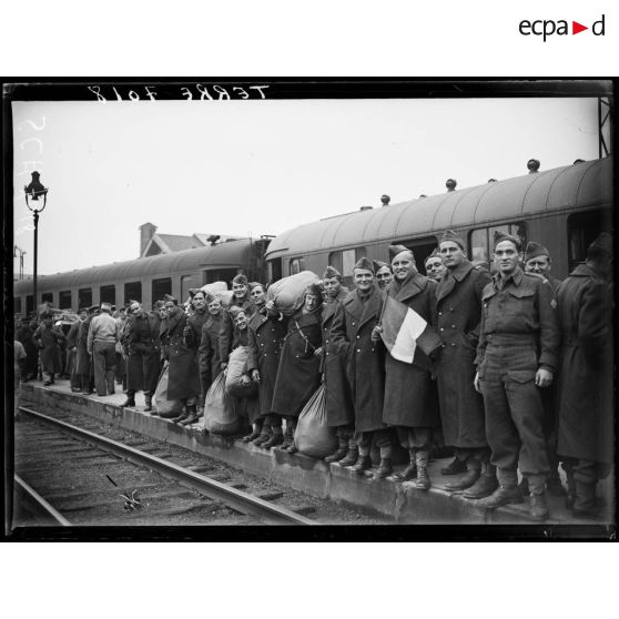 Arrivée d'un détachement de la France Libre en gare de Lyon à Paris.