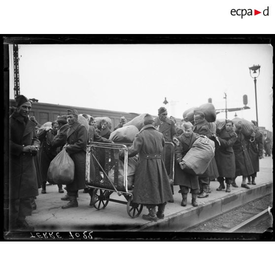 Arrivée d'un détachement de la France Libre en gare de Lyon à Paris.