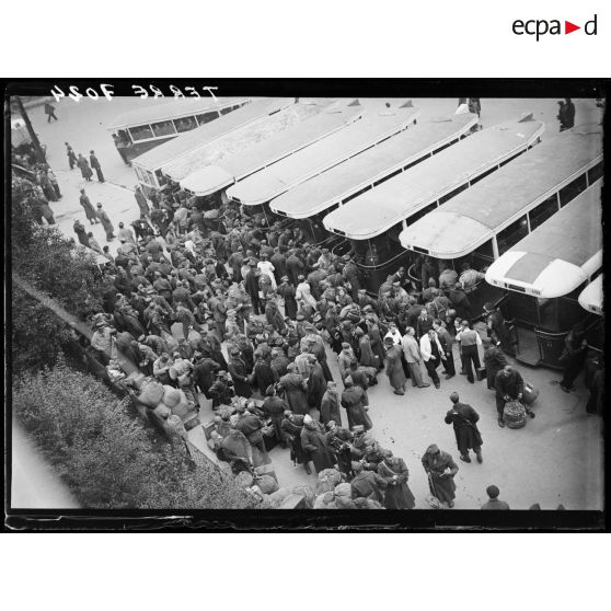 Un détachement de la France Libre en gare de Lyon à Paris.