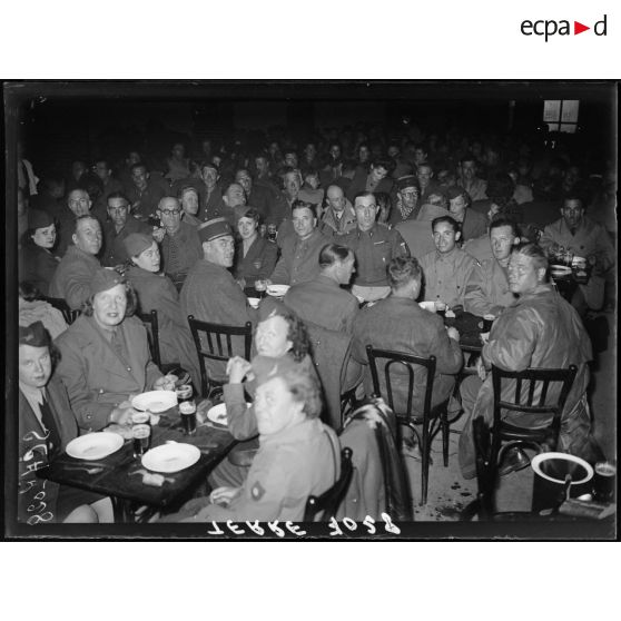 Repas d'un détachement de la France Libre à son arrivée en gare de Lyon à Paris.