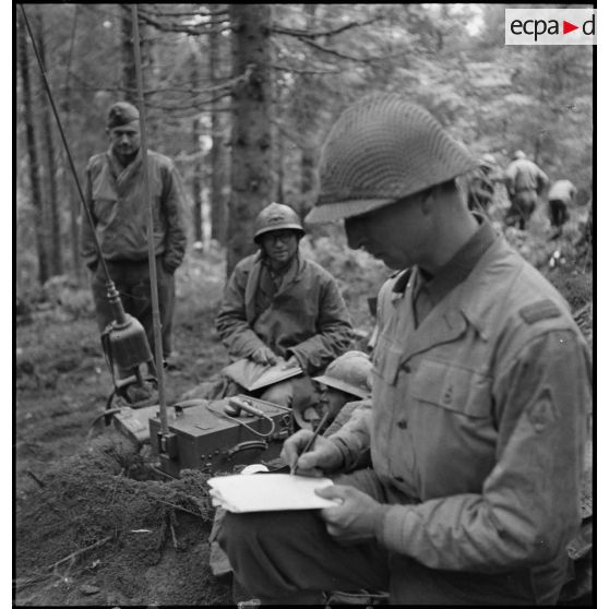 Les tirailleurs du 6e RTM assurent leur défense sur la crête du Haut-du-Faing.