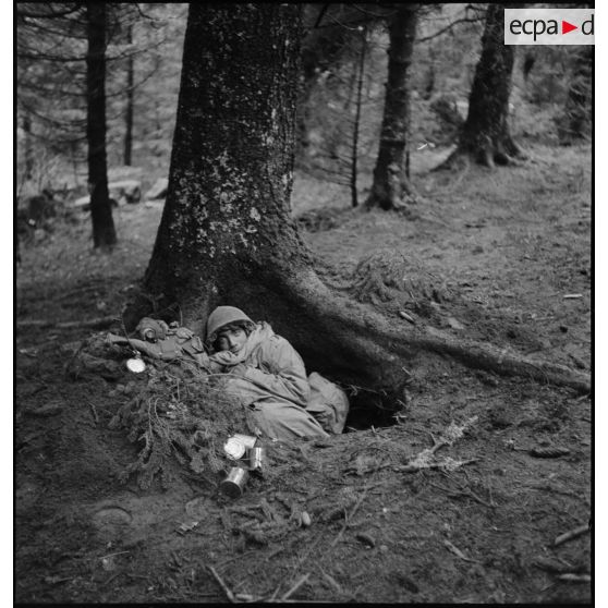 Tirailleur du 6e RTM se terrant dans un abri improvisé pendant les combats sur la crête du Haut-du-Faing.