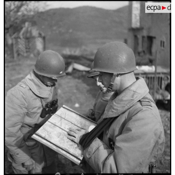 De son poste de commandement installé dans une voiture blindée, un colonel du 2e RD suit la progression des chars sur la carte et transmet ses ordres par radio.