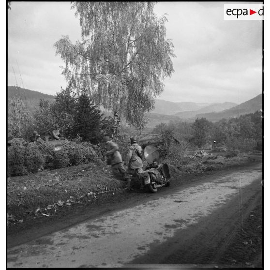 Motocycliste sur une Harley-Davidson, armé d'une carabine M1 américaine, servant d'agent de liaison pour le 2e RD (régiment de dragons) dans le secteur du Haut-du-Faing.