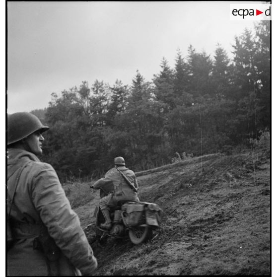 Motocycliste sur une Harley-Davidson, armé d'une carabine M1 américaine, servant d'agent de liaison pour le 2e RD (régiment de dragons) dans le secteur du Haut-du-Faing.