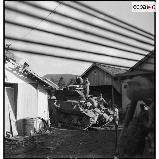 Maintenance de tanks destroyer TD M10 dans un village.