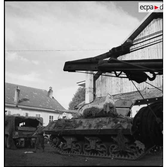 Maintenance de tanks destroyer TD M10 dans un village.