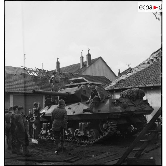 Maintenance de tanks destroyer TD M10 dans un village.