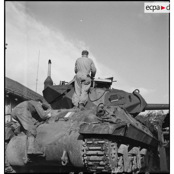 Maintenance de tanks destroyer TD M10 dans un village.