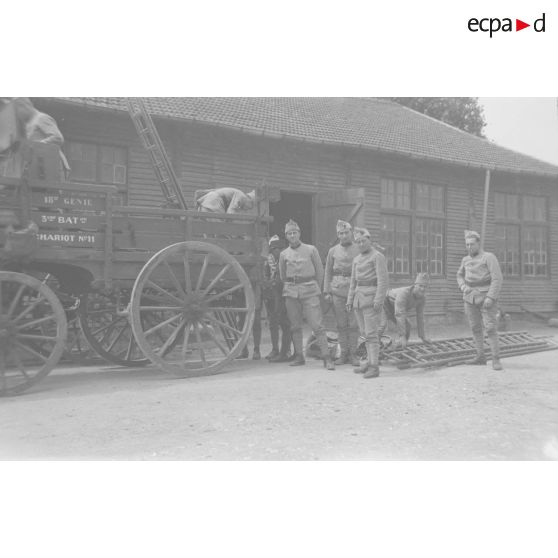 [France, années 1930. Sapeurs du 3e bataillon du 18e régiment du génie chargeant des échelles sur le chariot numéro 11].