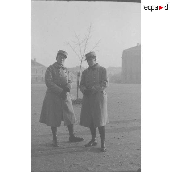 [France, années 1930. Portrait de deux sapeurs du 18e régiment du génie].