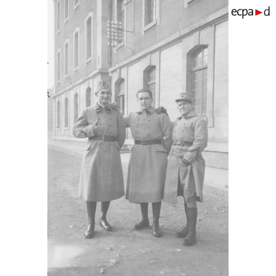 [France, années 1930. Portrait de trois sapeurs du 18e régiment du génie].