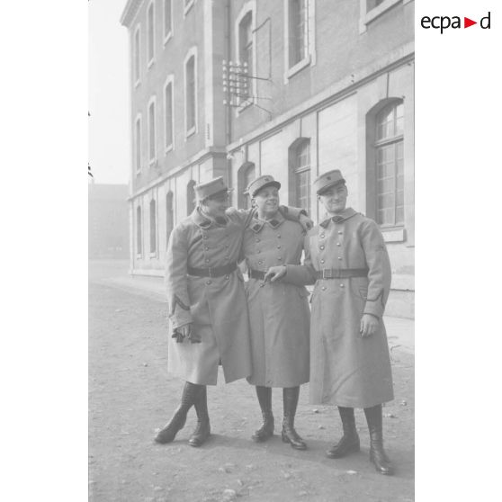 [France, années 1930. Portrait de trois sapeurs du 18e régiment du génie].