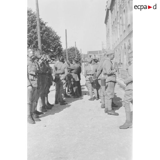 [France, années 1930. Essais de masques à gaz au 18e régiment du génie].