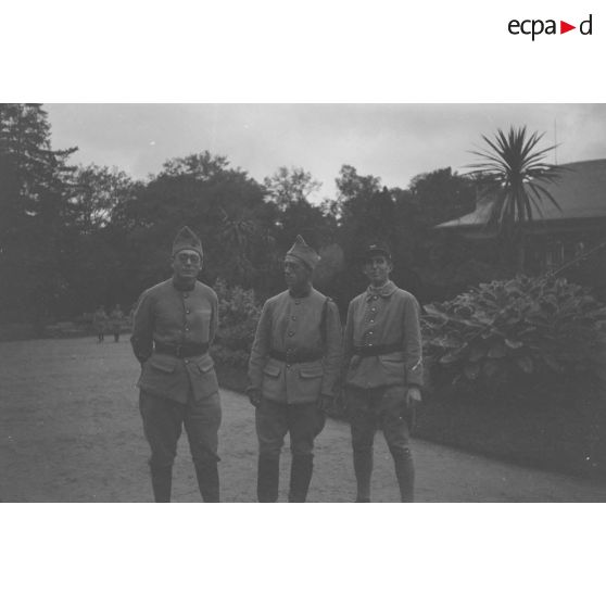 [Années 1930. Portrait de trois militaires].