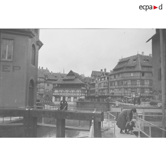 [Années 1930. L'écluse d'un canal dans une ville].