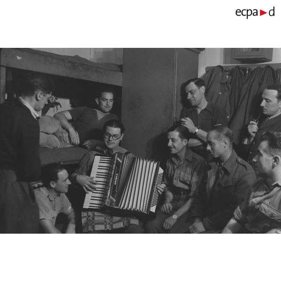 L'accordéon, sans bal musette. [légende publiée en 1949]