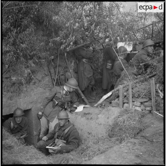 Fantassins du 310e régiment d'infanterie (RI) postés en observation à l'entrée d'une casemate bétonnée, peut-être dans le secteur défensif de Lille.