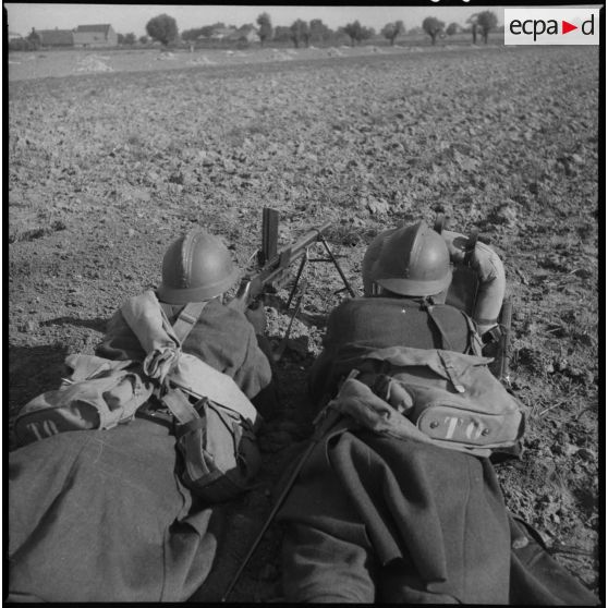 Servants d'un FM M-24/29 du 310e RI (régiment d'infanterie) au cours d'un entraînement, probablement dans le secteur défensif de Lille.