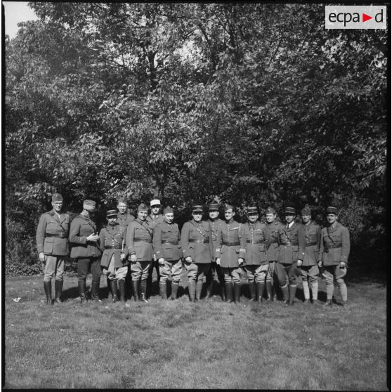 Photographie de groupe du lieutenant-colonel Edgard Carrez, chef de corps du 310e régiment d'infanterie (RI), entouré de ses cadres.