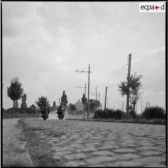 Estafettes motocyclistes du 310e régiment d'infanterie (RI) lors d'un exercice.