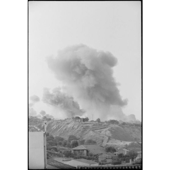 Des explosions retentissent à une centaine de mètres du reporter, ce qui attire l'attention des parachutistes qui défendent la route 115.