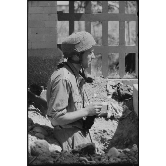 En Sicile, un parachutiste allemand de la 1.Fallschirmjäger-Division défenseur de la route 115.