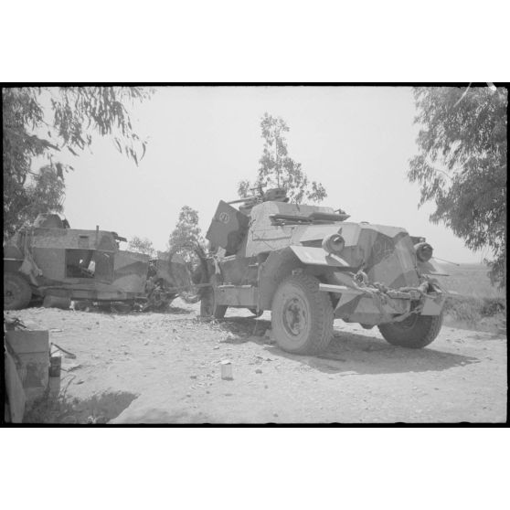 La carcasse d'un scout car Marmon-Herrington MK II, équipé d'un canon antichar de 47 mm et d'un Humber LRC armé d'un fusil-mitrailleur Bren, issus du 5th Reconnaissance regiment britannique (Reconnaissance corps).