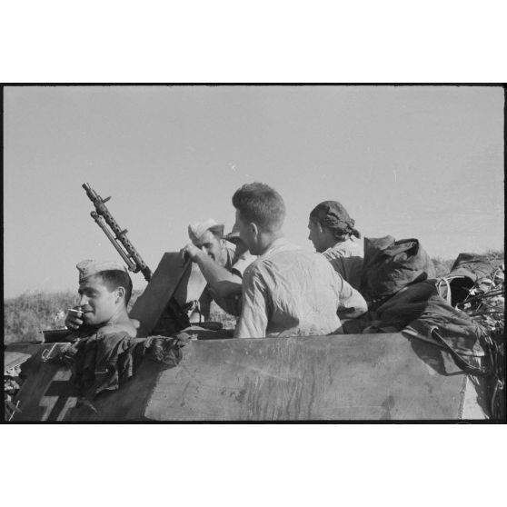 En Sicile, aux alentours d'Augusta des fantassins de la division Hermann Goering à bord d'un semi-chenillé Sd.kfz.250.