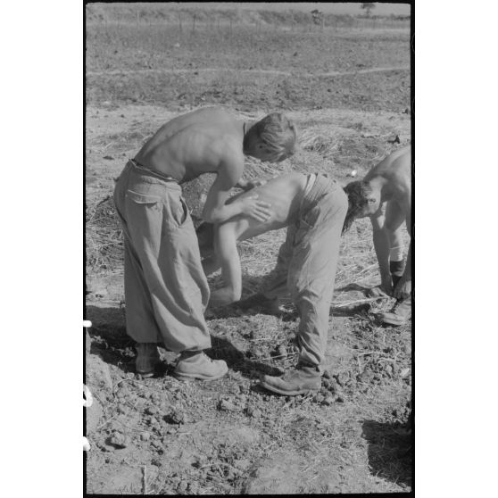 La toilette de parachutistes de la 1.Fallschirmjäger-Division dans le secteur d'Augusta (côte est de la Sicile).