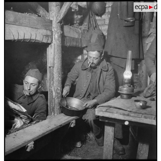 Repos d'artilleurs du 185e RALT (régiment d'artillerie lourde tractée) dans un abri de campagne.