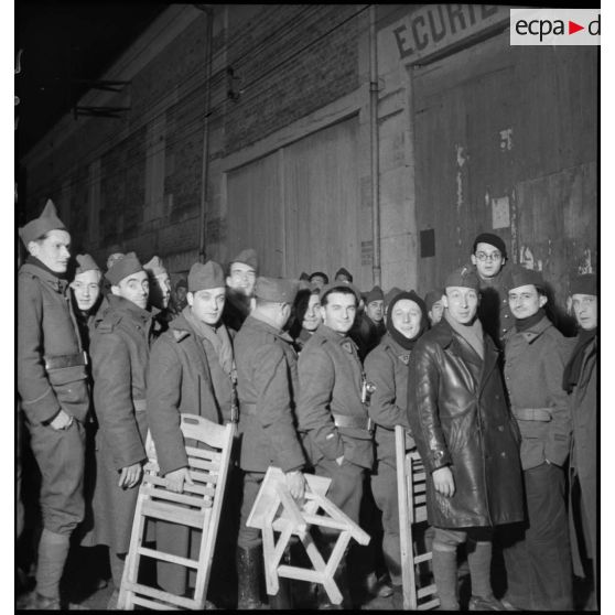 Photographie de groupe de soldats de la 2e armée qui assistent à une séance de cinéma aux armées.