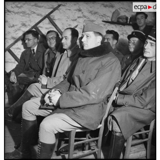 Photographie de groupe de soldats de la 2e armée qui assistent à une séance de cinéma aux armées.