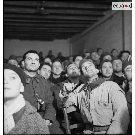 Photographie de groupe de soldats de la 2e armée qui assistent à une séance de cinéma aux armées.