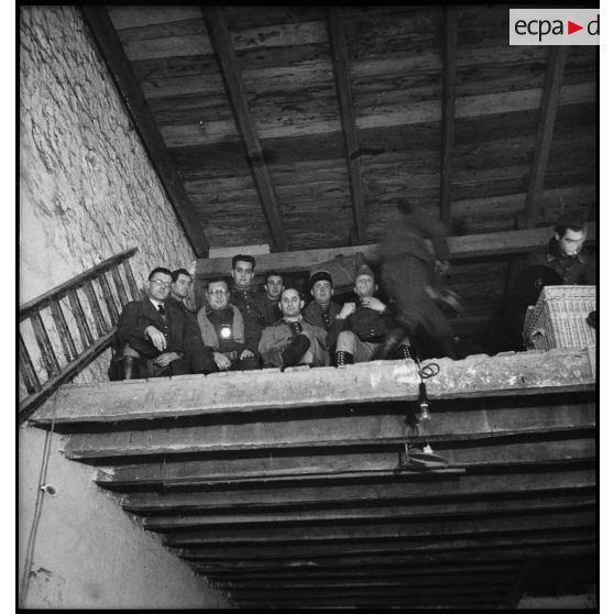 Photographie de groupe de soldats de la 2e armée qui assistent à une séance de cinéma aux armées.