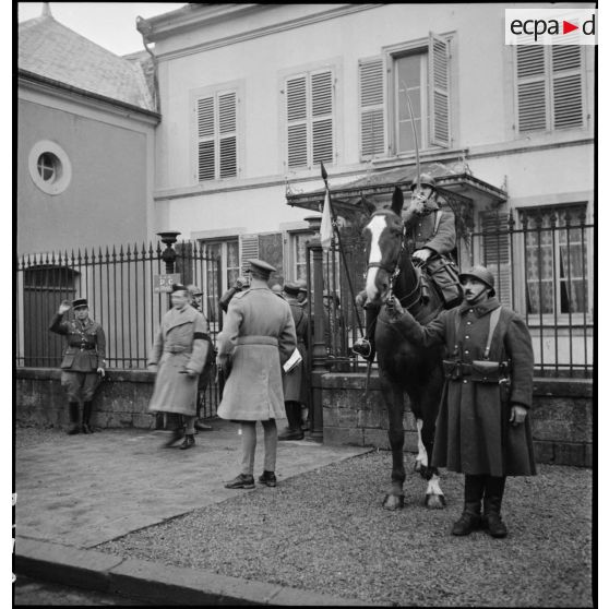 Visite officielle d'autorités militaires britanniques dans un quartier général, peut-être celle du roi Georges VI.