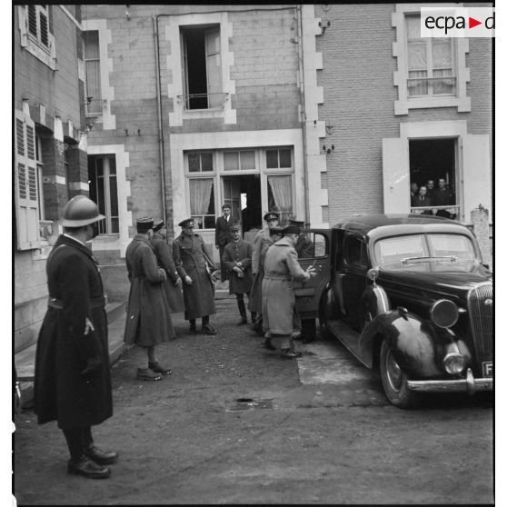 Visite officielle d'autorités militaires britanniques dans un quartier général, peut-être celle du roi Georges VI.