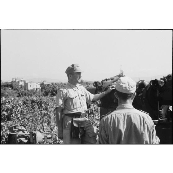 Portrait du lieutenant de réserve (Leutnant der Reserve) Johannes Dienhold de la 3e batterie du I.FlaK-Regiment 23, titulaire de la croix de chevalier de la croix de fer (Ritterkreuz) obtenue le 14 juin 1941.