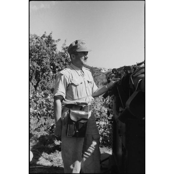 Portrait du lieutenant de réserve (Leutnant der Reserve) Johannes Dienhold de la 3e batterie du I.FlaK-Regiment 23, titulaire de la croix de chevalier de la croix de fer (Ritterkreuz) obtenue le 14 juin 1941.