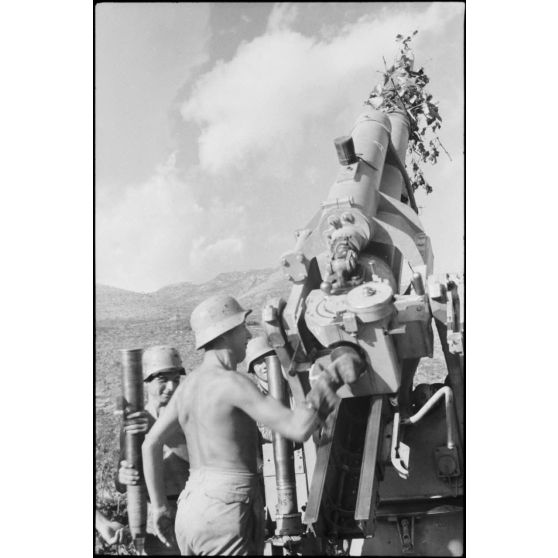 En Crète, les artilleurs du canon "A" de la 3e batterie du FlaK-Regiment 23 s'activent autour d'un canon de 8,8 cm FlaK.