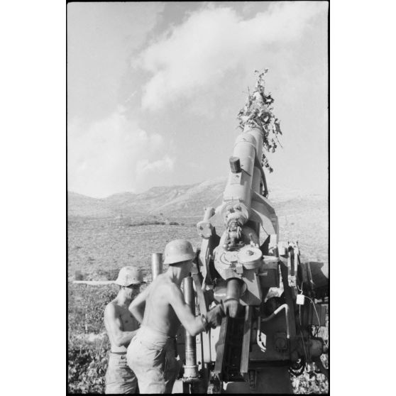 En Crète, les artilleurs du canon "A" de la 3e batterie du FlaK-Regiment 23 s'activent autour d'un canon de 8,8 cm FlaK.