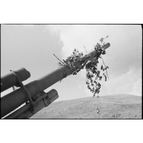 En Crète, les artilleurs du canon "A" de la 3e batterie du FlaK-Regiment 23 s'activent autour d'un canon de 8,8 cm FlaK.