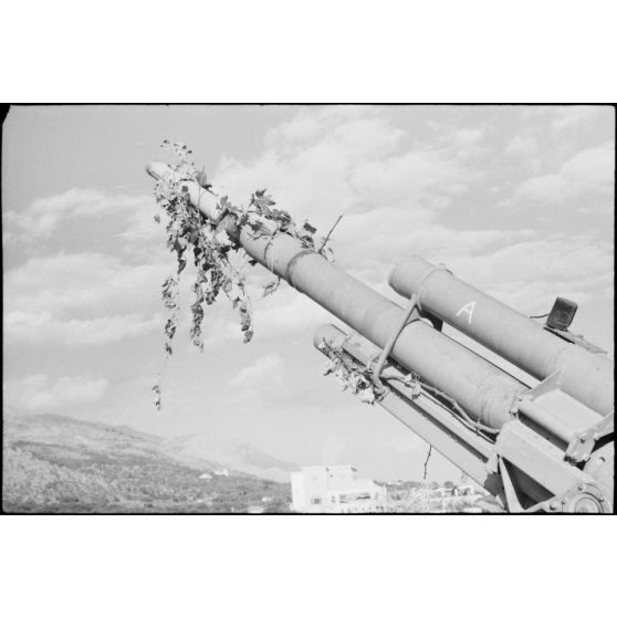 En Crète, les artilleurs du canon "A" de la 3e batterie du FlaK-Regiment 23 s'activent autour d'un canon de 8,8 cm FlaK.