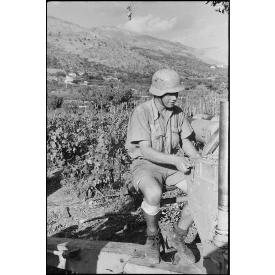 En Crète, les artilleurs du canon "A" de la 3e batterie du FlaK-Regiment 23 s'activent autour d'un canon de 8,8 cm FlaK.