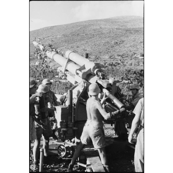 En Crète, les artilleurs du canon "A" de la 3e batterie du FlaK-Regiment 23 s'activent autour d'un canon de 8,8 cm FlaK.