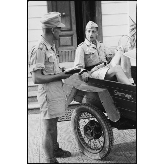 Un officier à bord d'un tricycle de la marque Moto Guzzi Alce baptisé "Sturmvogel".