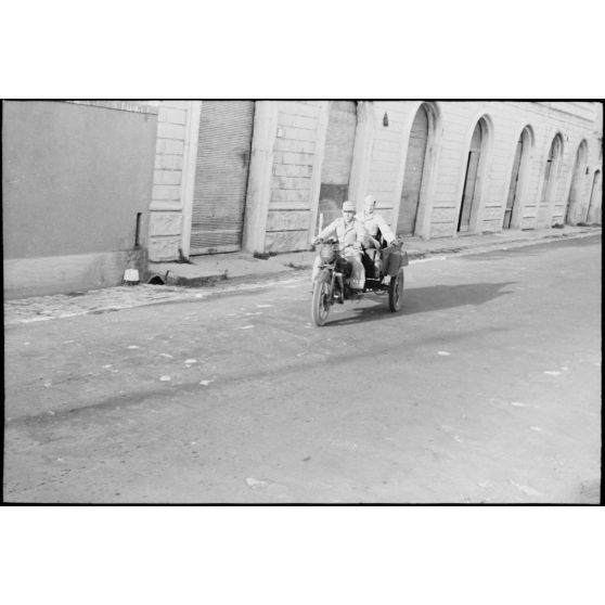 Un officier à bord d'un tricycle de la marque Moto Guzzi Alce baptisé "Sturmvogel".